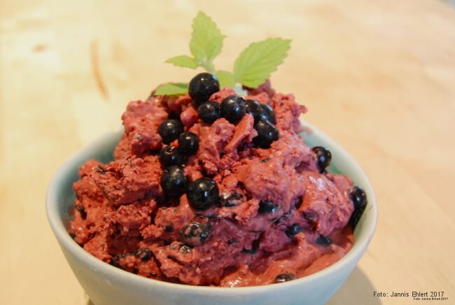 Blaubeereis mit Zitronenmelisse