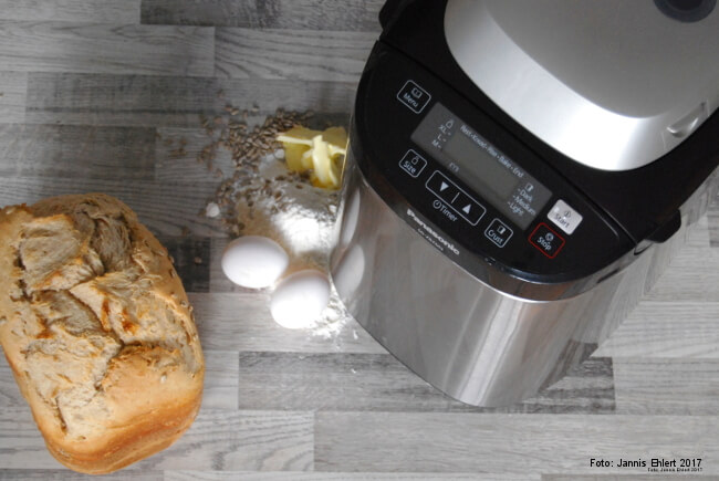 Brotbackautomat mit Brotzutaten und Brot