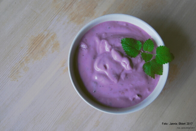 Zusammen mit Früchten kann man aus dem Joghurtbereiter Rezept Fruchtjoghurt machen