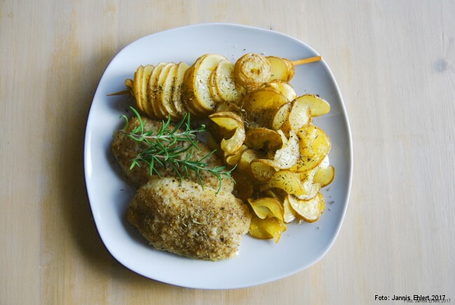 Rosmarinkartoffeln mit Fisch und Rosmarinzweig