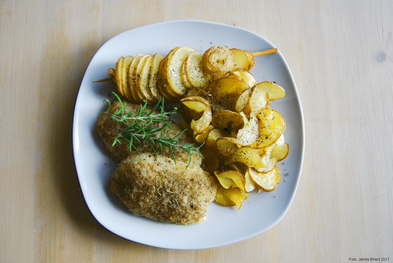 Rosmarinkartoffeln mit Fisch und Rosmarinzweig