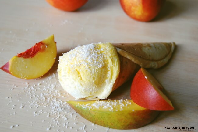 Eiswaffel mit Obst und Mangoeis